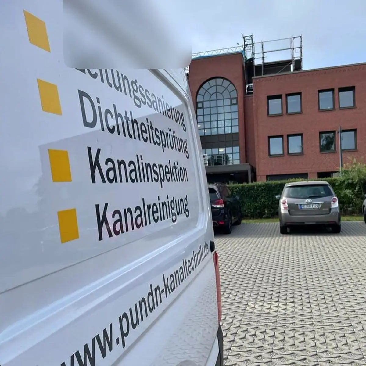 Beschriftetes Fahrzeug des Partnerbetriebs mit Übersicht der Leistungen