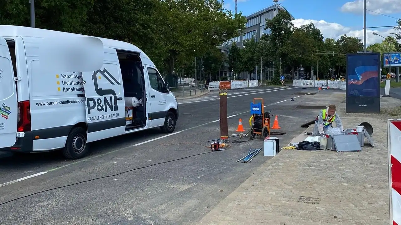 Transporter des Partnerbetriebs an einer Baustelle im Straßenraum