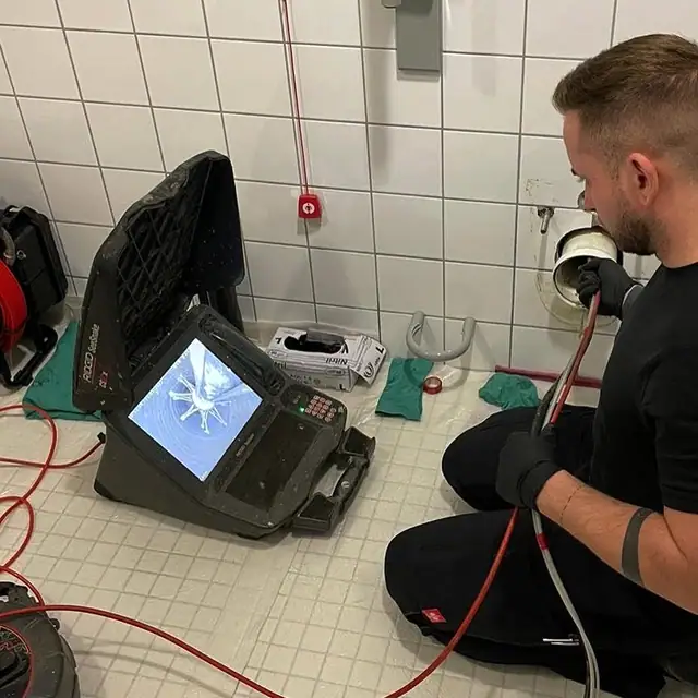 Kamerainspektion im Sanitärraum zur Ortung einer einzelnen Schadstelle