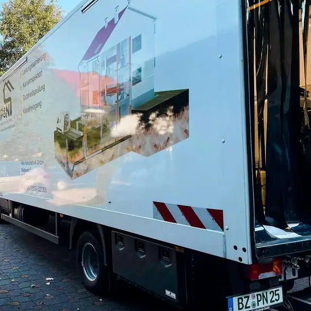 Einsatzfahrzeug des Partnerbetriebs P&N Kanaltechnik vor einem Wohnhaus