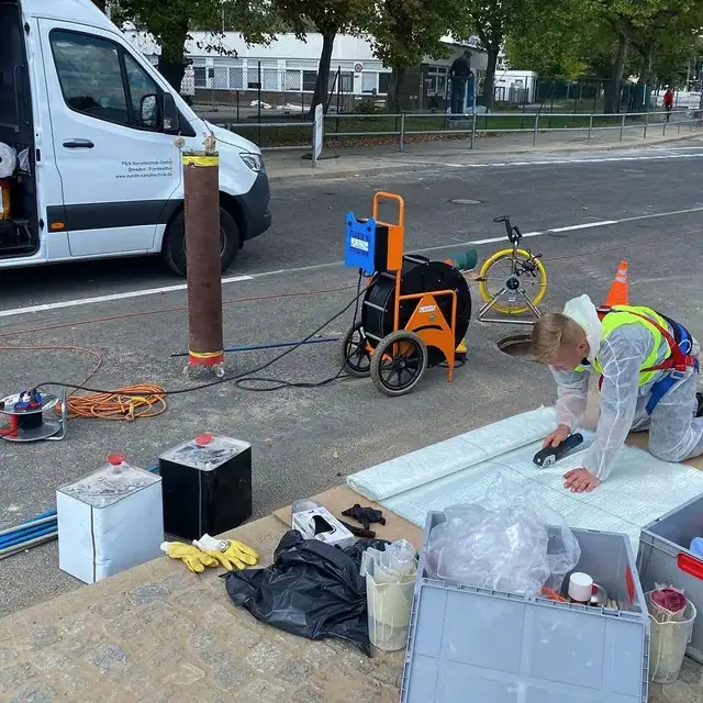 Liner wird am offenen Fahrzeug des Partnerbetriebs zugeschnitten